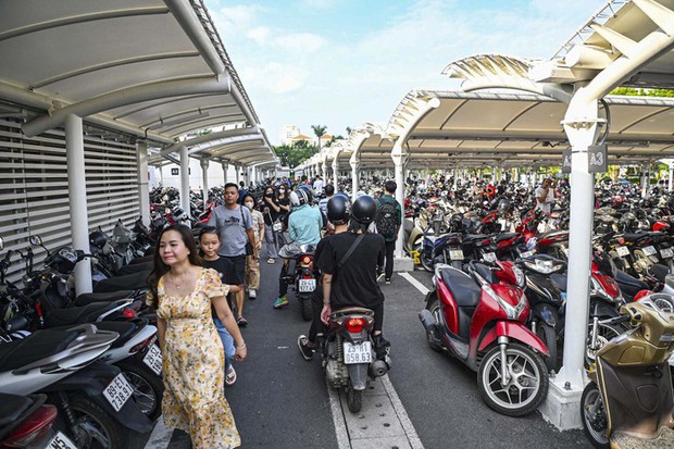 Trung tâm thương mại ở Hà Nội tấp nập người dịp nghỉ lễ, phải xếp hàng gần 40 phút mới có thể vui chơi-3