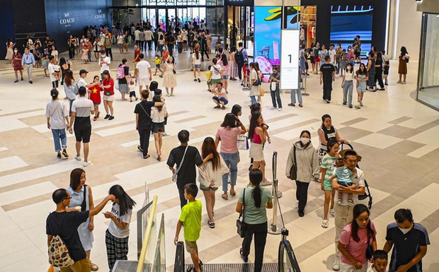 Trung tâm thương mại ở Hà Nội tấp nập người dịp nghỉ lễ, phải xếp hàng gần 40 phút mới có thể vui chơi-4