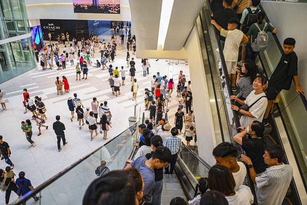 Trung tâm thương mại ở Hà Nội tấp nập người dịp nghỉ lễ, phải xếp hàng gần 40 phút mới có thể vui chơi-6