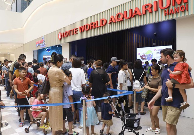 Trung tâm thương mại ở Hà Nội tấp nập người dịp nghỉ lễ, phải xếp hàng gần 40 phút mới có thể vui chơi-7