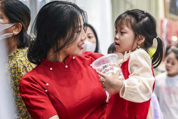 Trung tâm thương mại ở Hà Nội tấp nập người dịp nghỉ lễ, phải xếp hàng gần 40 phút mới có thể vui chơi-8