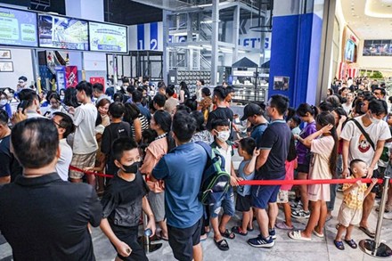 Trung tâm thương mại ở Hà Nội tấp nập người dịp nghỉ lễ, phải xếp hàng gần 40 phút mới có thể vui chơi