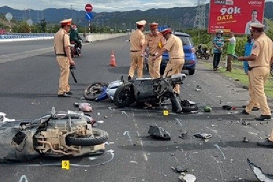 Vụ ô tô tông hàng loạt xe máy chờ đèn đỏ: Cha buồn ngủ, giao cho con 16 tuổi lái