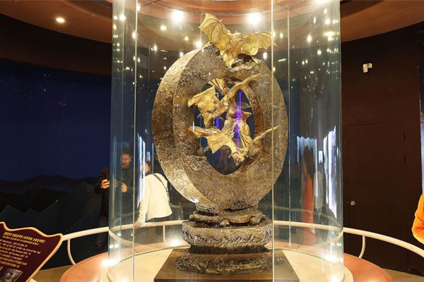 Bức tượng 162 kg vàng từng bị chỉ trích hoang phí, nay bỗng dưng tăng giá hàng chục triệu USD nhờ lý do bất ngờ-1