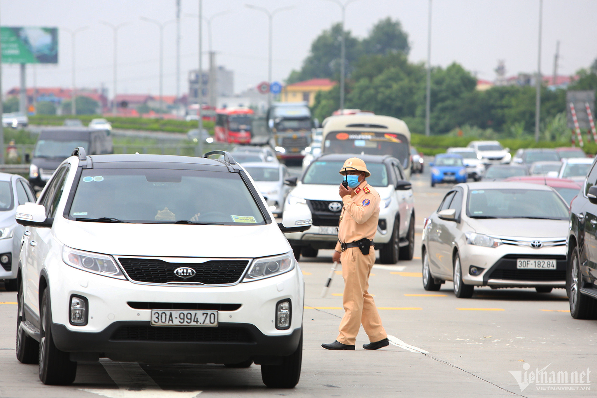 Chưa kết thúc nghỉ lễ, các cửa ngõ về Hà Nội ùn tắc kéo dài-4