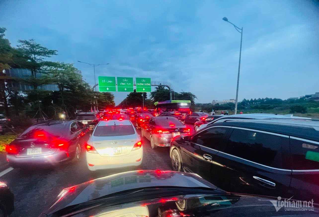 Chưa kết thúc nghỉ lễ, các cửa ngõ về Hà Nội ùn tắc kéo dài-13