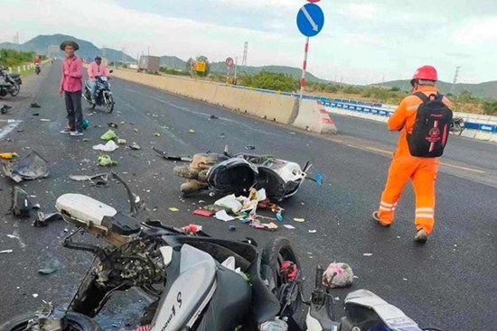 Vụ ô tô tông loạt xe máy: Chủ xe có vô can?