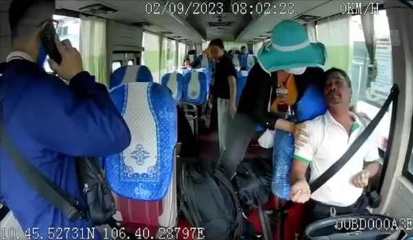 Khoảnh khắc tài xế đột quỵ trên chuyến xe về Bình Thuận, hành khách gọi cấp cứu-2