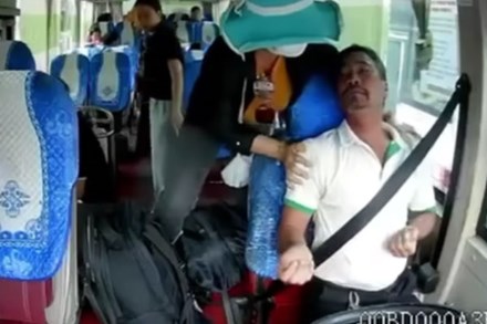 Khoảnh khắc tài xế đột quỵ trên chuyến xe về Bình Thuận, hành khách gọi cấp cứu