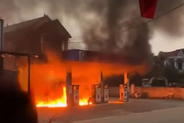 Đại lý xăng dầu ở Vĩnh Phúc bốc cháy ngùn ngụt nghi bị đốt-1