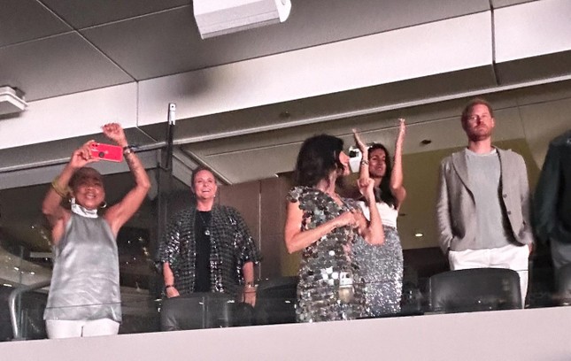 Biểu cảm chán nản của Harry khi ở cạnh Meghan gây chú ý-3