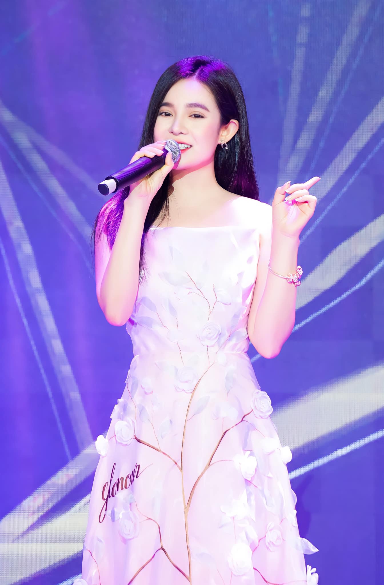 Cổ Lực Na Trát phiên bản Việt” được cầu hôn sau hơn 2 tháng công khai hẹn hò-1