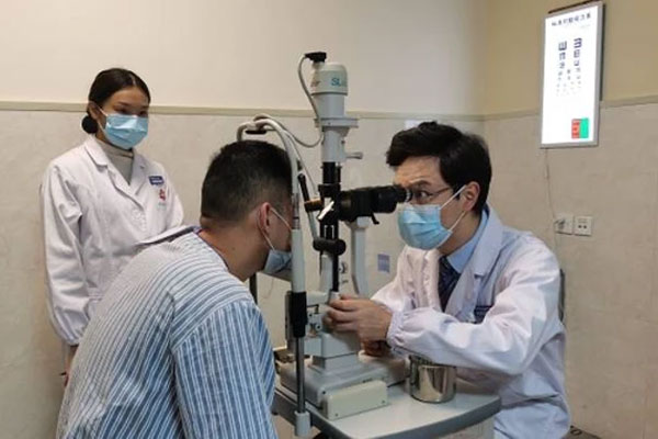 Người đàn ông 31 tuổi suýt bị mù vì món ăn ai cũng thích-1