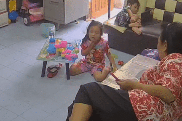 Clip: Cả nhà hốt hoảng cứu con gái bị hóc đồ chơi trong cổ họng