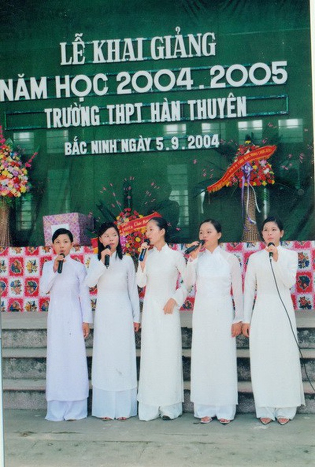 Những hình ảnh lễ khai giảng ngày xửa ngày xưa: Một tấm phông vải cắt hồ dán, áo trắng quần xanh giản dị-18