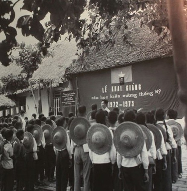 Những hình ảnh lễ khai giảng ngày xửa ngày xưa: Một tấm phông vải cắt hồ dán, áo trắng quần xanh giản dị-5