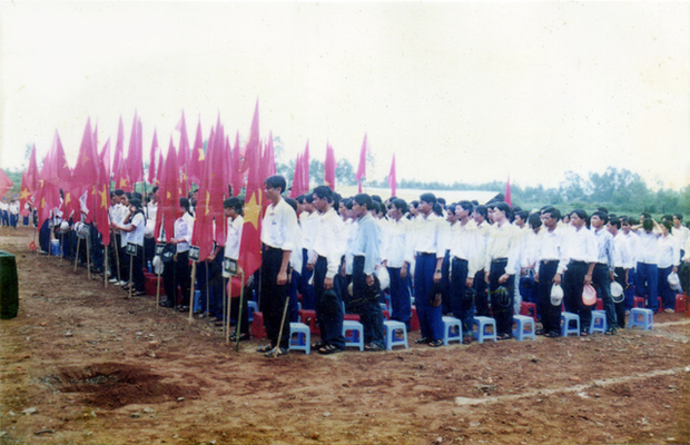 Những hình ảnh lễ khai giảng ngày xửa ngày xưa: Một tấm phông vải cắt hồ dán, áo trắng quần xanh giản dị-17