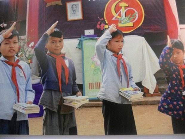 Những hình ảnh lễ khai giảng ngày xửa ngày xưa: Một tấm phông vải cắt hồ dán, áo trắng quần xanh giản dị-16