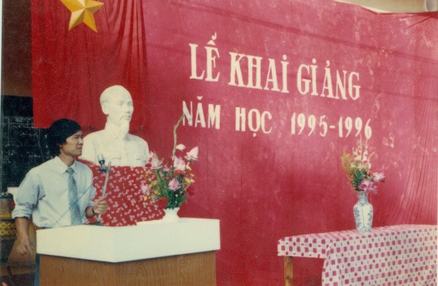 Những hình ảnh lễ khai giảng ngày xửa ngày xưa: Một tấm phông vải cắt hồ dán, áo trắng quần xanh giản dị-10