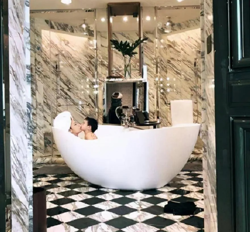 Đăng ảnh chụp cùng con trai lên mạng xã hội, nữ siêu mẫu bị chê trách cách nuôi dạy con-2