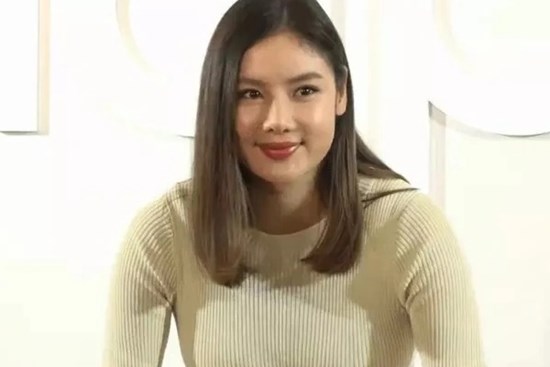 Đăng ảnh chụp cùng con trai lên mạng xã hội, nữ siêu mẫu bị chê trách cách nuôi dạy con