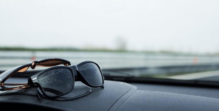 Có nên đeo kính râm khi lái xe?-1