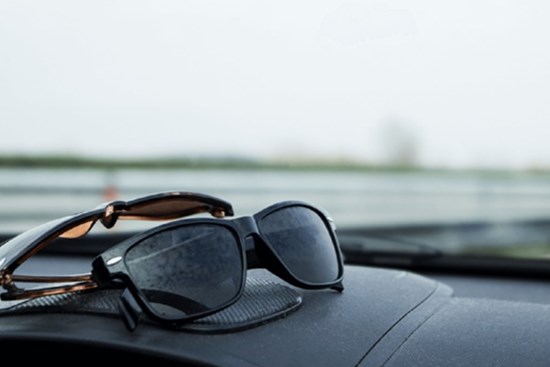 Có nên đeo kính râm khi lái xe?