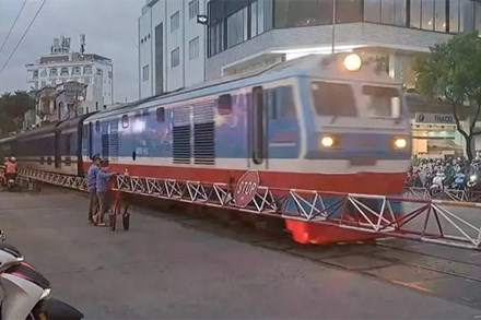 TP.HCM: Tai nạn tàu hỏa làm một người tử vong, giao thông kẹt cứng