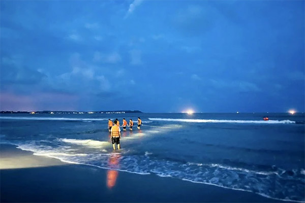 Clip: Bé trai 3 tuổi rơi xuống ao, cụ ông vội vàng lao xuống giải cứu-1