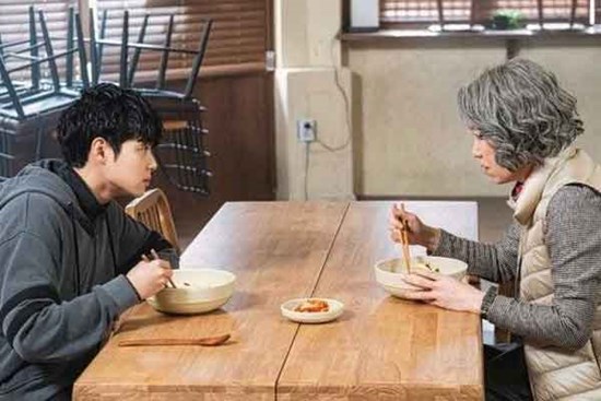 Trong lúc vợ vắng nhà, chồng đẩy mẹ nuôi của tôi về quê