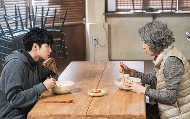 Trong lúc vợ vắng nhà, chồng đẩy mẹ nuôi của tôi về quê-1