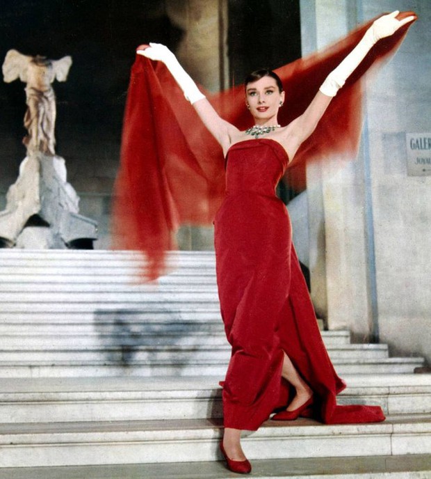 Hơn 60 năm nhìn lại, outfit của Audrey Hepburn trong Funny Face vẫn đẹp kinh điển-3