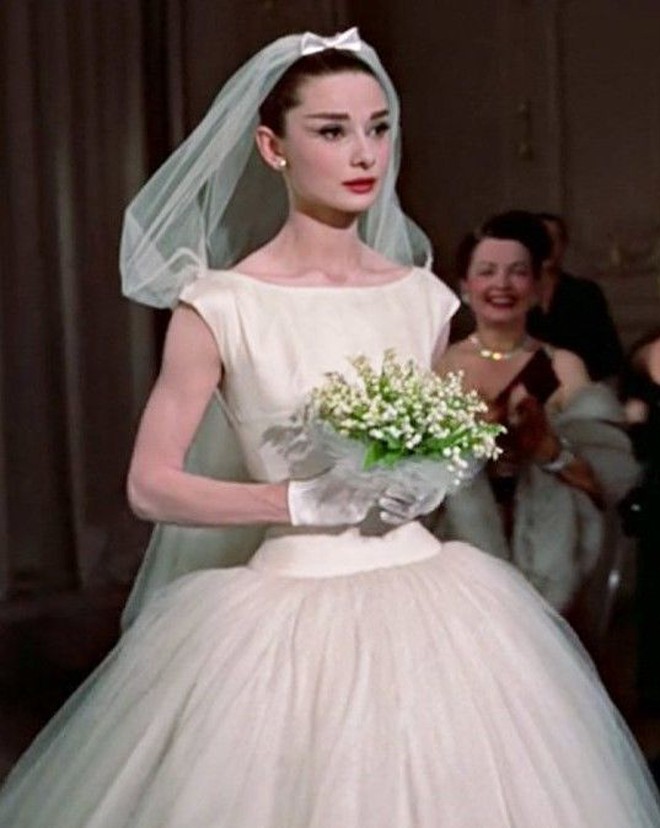 Hơn 60 năm nhìn lại, outfit của Audrey Hepburn trong Funny Face vẫn đẹp kinh điển-10