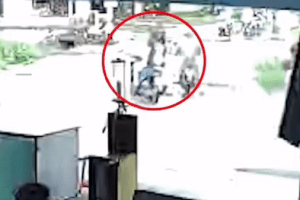 Clip: Đôi nam nữ cố băng qua đường ray bị tàu tông tử vong ở Đồng Nai