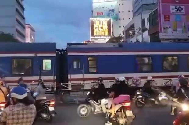 Bất ngờ clip vụ tai nạn đường sắt nghiêm trọng ở TP HCM-1