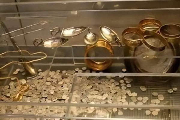 Sửa chung cư, nhóm công nhân vô tình phát hiện kho báu khổng lồ-3