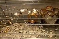 Phát hiện kho báu trị giá cả chục tỷ đồng trong lúc đào đất tìm đồ cho bạn