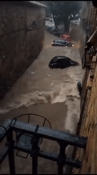 Chùm ảnh: Ô tô, tàu điện chìm trong biển nước, 1000 người cầu cứu giữa đêm sau trận mưa lũ kinh hoàng tại Madrid-2