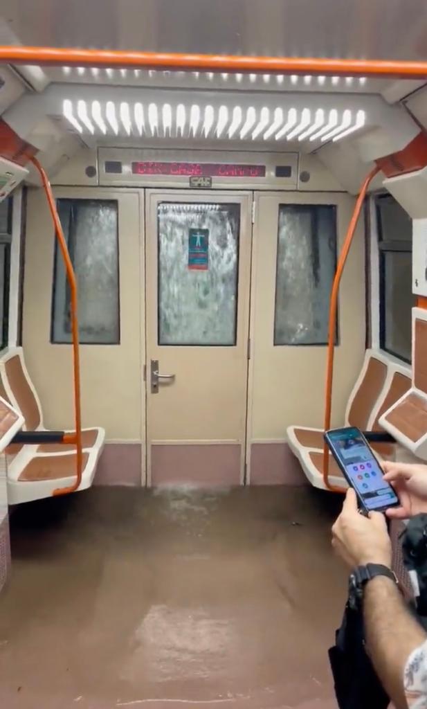 Chùm ảnh: Ô tô, tàu điện chìm trong biển nước, 1000 người cầu cứu giữa đêm sau trận mưa lũ kinh hoàng tại Madrid-5