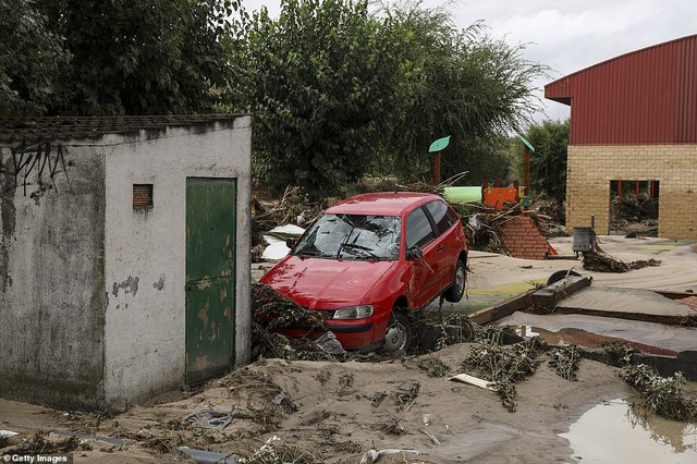 Chùm ảnh: Ô tô, tàu điện chìm trong biển nước, 1000 người cầu cứu giữa đêm sau trận mưa lũ kinh hoàng tại Madrid-7