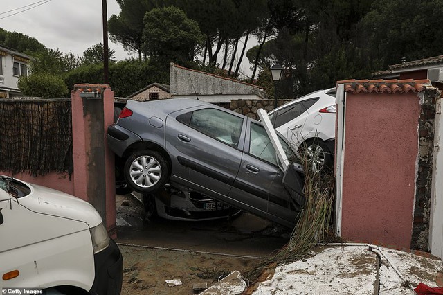 Chùm ảnh: Ô tô, tàu điện chìm trong biển nước, 1000 người cầu cứu giữa đêm sau trận mưa lũ kinh hoàng tại Madrid-8