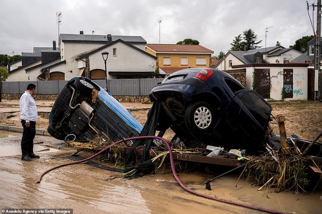 Chùm ảnh: Ô tô, tàu điện chìm trong biển nước, 1000 người cầu cứu giữa đêm sau trận mưa lũ kinh hoàng tại Madrid-9