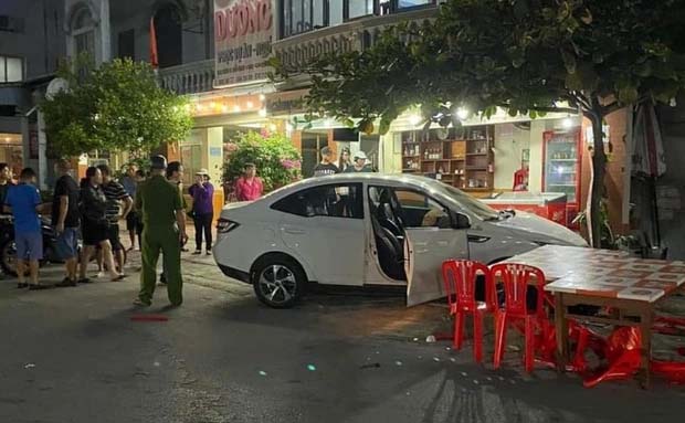 Đang ngồi trên vỉa hè, chủ nhà nghỉ tại Hải Phòng bị ô tô đâm gãy chân-1