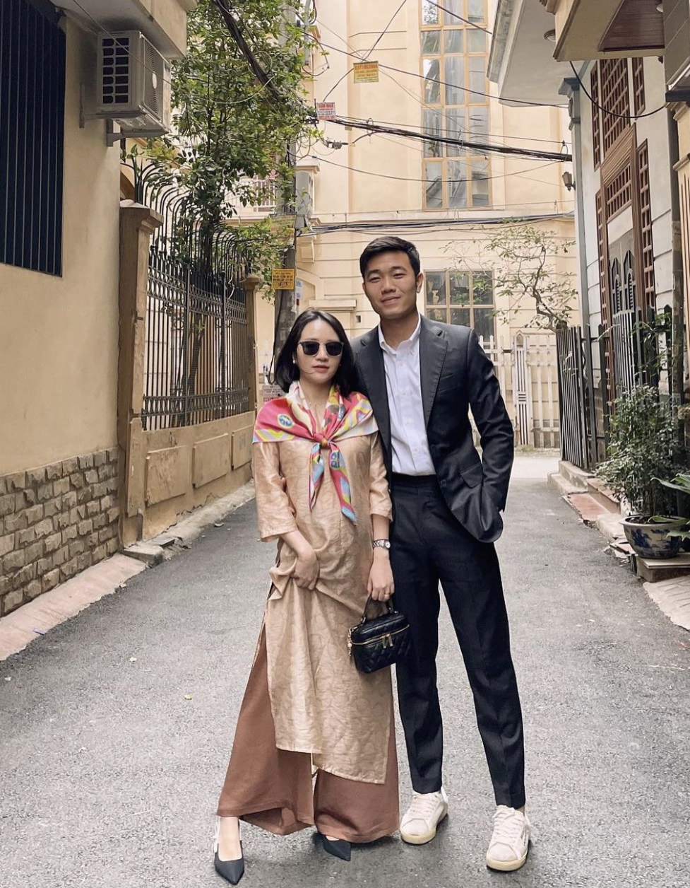 Nhuệ Giang - vợ Xuân Trường hiếm hoi lộ diện cùng chồng đi cafe, tận hưởng trời thu Hà Nội-5