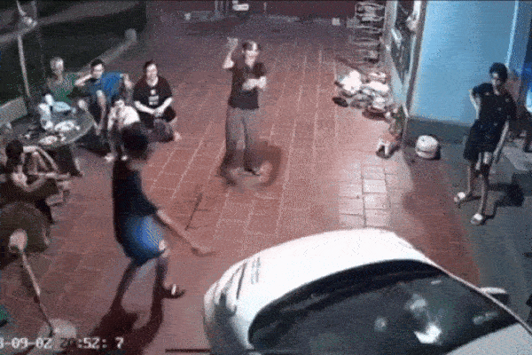 Clip: Đánh lái vào sân, nữ tài xế khiến cả gia đình phải đứng tim