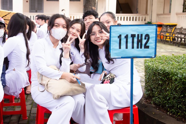 Chùm ảnh trong lễ khai giảng chứng minh nữ sinh Việt cứ mặc áo dài là auto xinh!-18