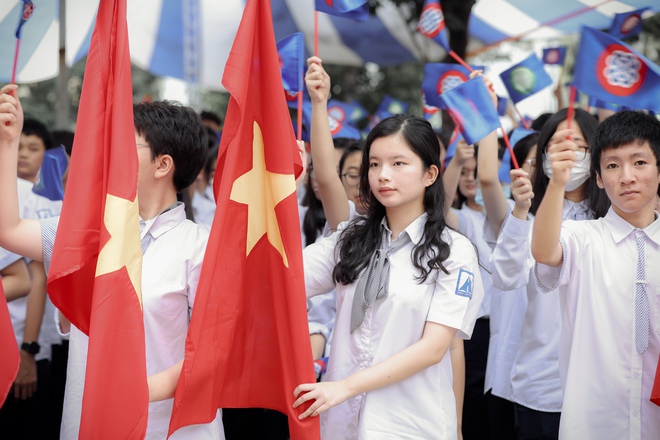 Chùm ảnh trong lễ khai giảng chứng minh nữ sinh Việt cứ mặc áo dài là auto xinh!-9