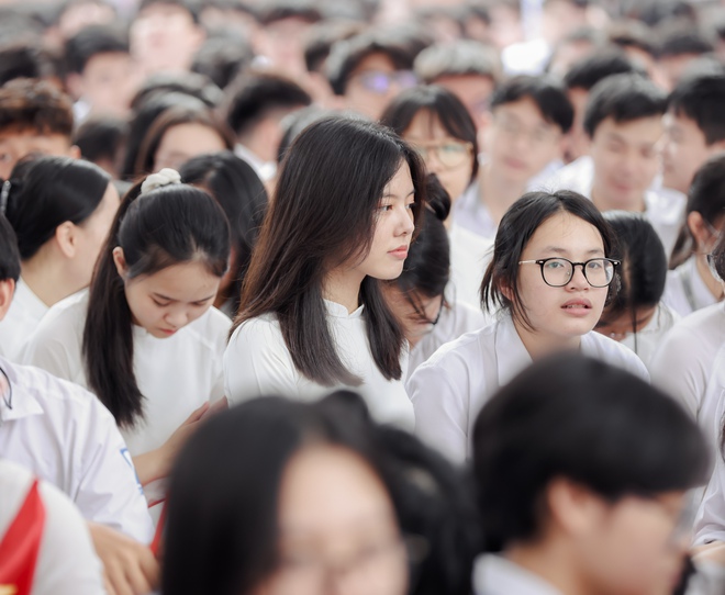 Chùm ảnh trong lễ khai giảng chứng minh nữ sinh Việt cứ mặc áo dài là auto xinh!-8