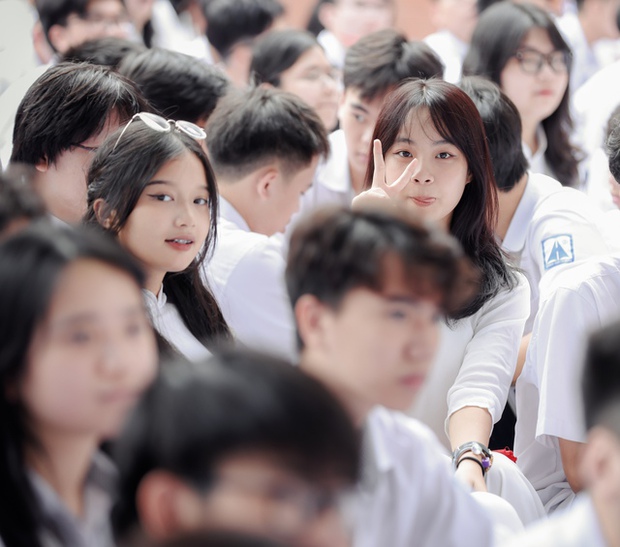 Chùm ảnh trong lễ khai giảng chứng minh nữ sinh Việt cứ mặc áo dài là auto xinh!-7