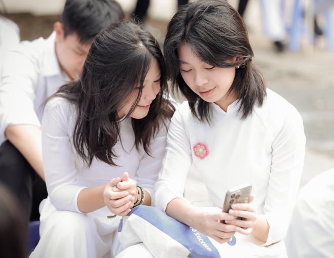 Chùm ảnh trong lễ khai giảng chứng minh nữ sinh Việt cứ mặc áo dài là auto xinh!-6